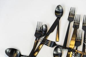 zwart metaal serviesgoed bestek gebruiksvoorwerpen, vorken messen, lepels Aan grijs achtergrond mexcio foto