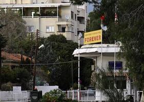 Nicosia, Cyprus, 2020 - bewaker huis Bij de grens groen lijn in Nicosia, Cyprus, met een teken gezegde voor altijd. foto