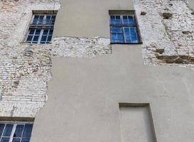 een deel van de muur van een oud gebouw met beschadigd gips foto