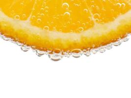 detailopname oranje in sprankelend water wit achtergrond foto