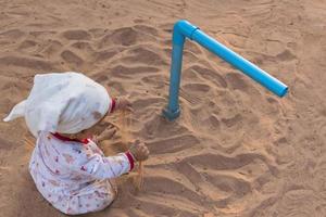 de kinderen genoten spelen in de zand Bij huis. concept voor verbeteren intellectueel ontwikkeling. foto