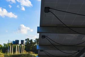 fotovoltaïsche macht levering systemen. zonne- energie panelen. zonne- macht fabriek. de bron van ecologisch hernieuwbaar energie. - beeld foto