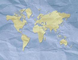 wereld kaart scherm Aan gerecycled papier foto