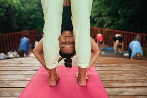 groep van jong sportief mensen beoefenen yoga les met instructeur, foto