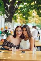 detailopname portret van twee vrouw Bij zomer straat cafe foto