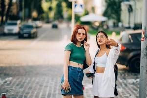 twee toerist vrienden overleg plegen een online gids Aan een slim telefoon in de straat foto