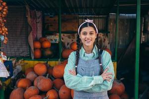 boer vrouw verkoopt herfst pompoen oogst Bij de markt foto