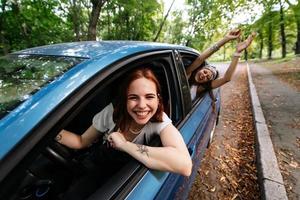 twee vriendinnetjes dwaas in de omgeving van en lachend samen in een auto foto