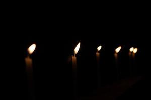 zachte gerichte kaarsen in donkere nacht foto