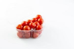 tomaten op witte achtergrond foto