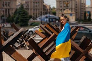 jong vrouw gedekt met de oekraïens vlag foto