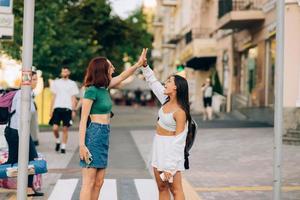 twee studenten hoog vijf naar onderwijzen anderen na geslaagd werk samen foto