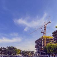 dubai, uae december 25 2018 bouw plaats Aan blauw achtergrond. horizon, stadsgezicht. stedelijk stadsgezicht. gebouw machines op lucht blauw achtergrond. Verenigde Arabisch emiraten. foto