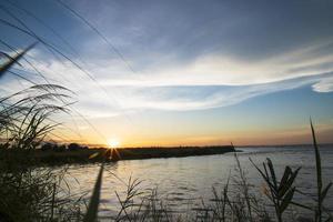 mooi landschap visie van padma rivier- dramatisch kleurrijk zonsondergang foto