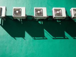 airconditioning buitenshuis eenheden tegen groen achtergrond foto