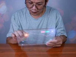 hologram beeld van een kandelaar tabel van een tablet Aan een persoon hand. concept van voorraad handel en investering foto