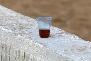 een niet alcoholisch zacht drinken is gegoten in een glas. foto