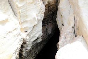 grotten in de krijt kliffen Aan de kusten van de middellandse Zee zee. foto