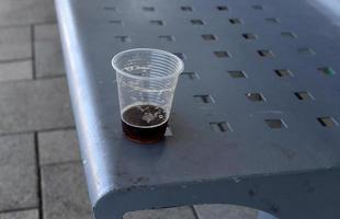 een niet alcoholisch zacht drinken is gegoten in een glas. foto