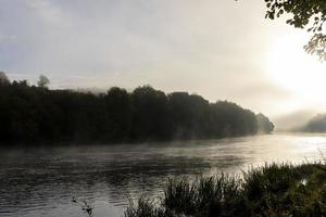 klein mist Aan de rivier- in herfst foto