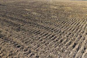 een geploegd veld- met vruchtbaar bodem voor agrarisch activiteiten foto