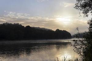 klein mist Aan de rivier- in herfst foto