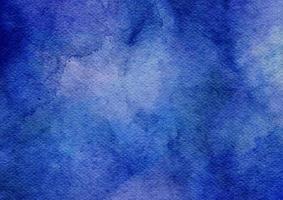 blauw waterverf pijn Aan papier textuur, mooi achtergrond met bekladden waterverf foto