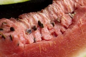 onrijp watermeloen roze met zwart zaden foto