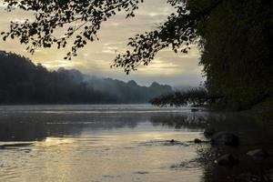 ochtend- mist Aan de oppervlakte van de rivier- foto