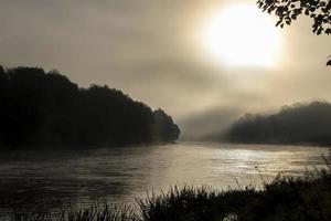 klein mist Aan de rivier- in herfst foto