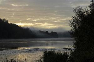 ochtend- mist Aan de oppervlakte van de rivier- foto
