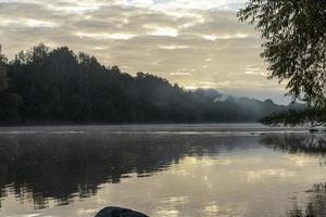 klein mist Aan de rivier- in herfst foto