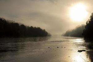 klein mist Aan de rivier- in herfst foto