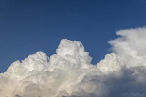 mooi lucht met wolken in de zomer foto