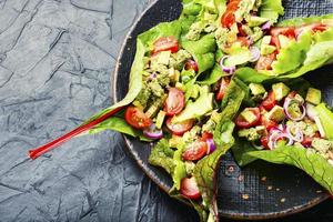 voorjaar groente salade in snijbiet bladeren foto