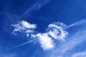 prachtige pluizige witte wolkenformaties in een diepblauwe zomerlucht foto