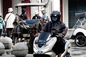 yogakarta, Indonesië Aan oktober 23, 2022. andong of door paarden getrokken vervoer met haar koetsier geparkeerd Aan jalan malioboro, aan het wachten voor passagiers. foto