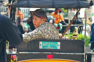 achterzijde visie van een wagon of andong bestuurder Aan jalan malioboro, yogakarta. foto