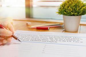 Engels oefening naar vind vergissing Grammatica Aan houten tafel foto