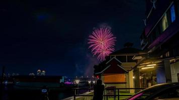 vuurwerk op de rivier in de donkere lucht foto