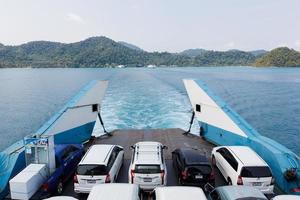 traktaat, thailand-april 14,2022 de veerboot Bij de pier transporten meerdere auto's aan de overkant de kust naar koh veranderen. foto