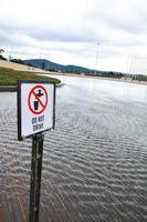 Doen niet drinken water teken Bij water vijver fontein. foto