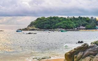 mooi surfer golven rotsen kliffen Bij strand puerto escondido Mexico. foto