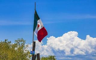 mexicaanse groen wit rode vlag op het prachtige holbox-eiland mexico. foto