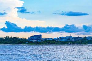 tropisch mexicaans strand helder turkoois water playa del carmen mexico. foto