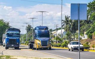 puerto escondido oaxaca Mexico 2022 Mexicaans vrachtwagens lading vervoerder levering auto's in puerto escondido Mexico. foto