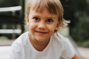 kind jongen portret gezicht gelukkig openhartig glimlachen foto
