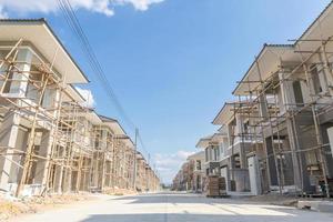 bouw woon- nieuw huis in vooruitgang Bij gebouw plaats behuizing landgoed ontwikkeling foto