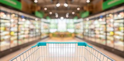 leeg boodschappen doen kar in supermarkt kruidenier op te slaan achtergrond foto