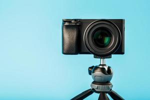 professioneel camera Aan een statief, Aan een blauw achtergrond. Vermelding videos en foto's voor uw blog of rapport. foto